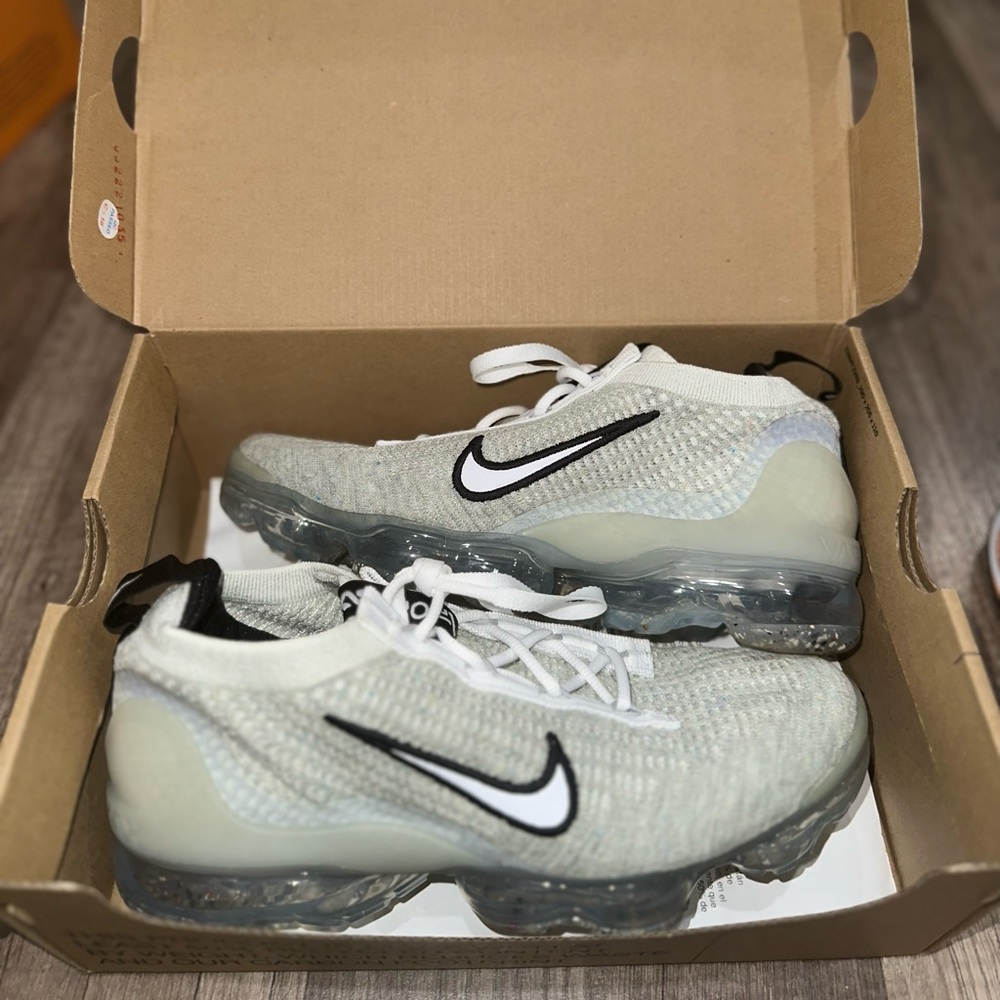 Nike Vapormax Kids sz 6.5 black and white sneaker
